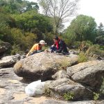 La doctora  Ana María Cingolani (izq.), es investigadora del CONICET, de la Universidad Nacional de Córdoba y también integrante del grupo de guardambientes voluntarios de Cuesta Blanca, un balneario cercano a Villa Carlos Paz, en la provincia de Córdoba. 