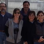 La doctora Karina Trono, directora del Instituto de Virología del INTA e investigadora independiente del CONICET, con los integrantes del proyecto de la vacuna contra el virus de la leucosis bovina, un patógeno que afecta al ganado bovino y provoca  pérdidas millonarias en la producción de leche y carne.