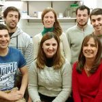 La doctora María Eugenia Rodríguez, jefa del Laboratorio de Microbiología Celular y Desarrollo de Vacunas del Centro de Investigación y Desarrollo en Fermentaciones Industriales (CINDEFI), en la ciudad de La Plata, e integrantes de su grupo.