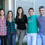 El doctor Alejandro Schinder, investigador principal del CONICET y jefe del Laboratorio de Plasticidad Neuronal del Instituto Leloir, con integrantes de su grupo que participaron del estudio publicado en Science: Damiana Giacomini (primera autora), Mariela Trinchero, Karina Büttner, Diego Álvarez (primer autor), Silvio Temprana, y Natalia Beltramone.