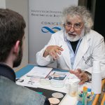 El doctor Luis Quesada Allué, jefe del Laboratorio de Bioquímica y Biología Molecular del Desarrollo del Instituto Leloir, coordinó la “mesa del gusto”. Con otros investigadores atendió a 385 personas que pudieron conocer su Perfil Personal del Gusto. Para eso,  aplicaron un sencillo test – diseñado por Quesada Allué en 1993 – que pone en evidencia sobre todo la capacidad de detección y sensibilidad al gusto amargo. Esta habilidad ancestral es la que permitió a nuestros antepasados reconocer alimentos eventualmente peligrosos. Con ese test se han detectado 20 perfiles diferentes en la Ciudad de Buenos Aires. 