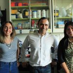 El doctor Jorge Casal, jefe del Laboratorio de Fisiología Molecular de Plantas del Instituto Leloir (FIL) e investigador superior del CONICET y de la UBA, con dos integrantes de su grupo de la FIL que también participaron del estudio publicado en Science, la doctora Martina Legris (izq.), quien fue primera autora, y Cecilia Costigliolo. 