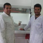 Los doctores Cesar Almeida (izq.) y Jorge Gastón Fernández, integrantes del laboratorio liderado por la doctora María Isabel Sanz en el Instituto de Química San Luis de la Universidad Nacional de San Luis.