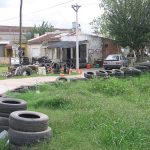 En su trabajo de campo en distintas localidades situadas a lo largo de la ruta 2, los autores del estudio identificaron neumáticos a la intemperie que al acumular agua de lluvia o riego de jardines aledaños se convierten en los lugares elegidos preferencialmente por las hembras de Aedes aegypti para depositar sus huevos. Créditos: Gentileza de la Dra. Corina Berón