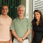 El doctor Osvaldo Podhajcer, jefe del Laboratorio de Terapia Molecular y Celular del Instituto Leloir, y tres integrantes de su laboratorio que participaron del avance científico centrado en cáncer de mama, Leandro Güttlein (izq.), Andrea Llera y Cecilia Rotondaro. 