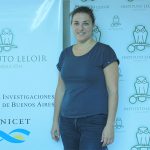 La doctora en bioquímica Lucía Chemes, profesora de la Facultad de Ciencias Exactas y Naturales de la UBA e investigadora del Instituto de Investigaciones Bioquímicas de Buenos Aires (IIBBA), que depende del CONICET y del Instituto Leloir (FIL), ayudó a purificar las moléculas fluorescentes de la “rana punteada”, paso previo para determinar su estructura molecular. 