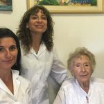 La doctora Raquel Dodelson de Kremer (der.), la doctora Lidia Dora Martínez y Miriam Bezard. El trabajo que realizaron junto a otros colegas indica que un test de saliva podría prevenir secuelas neurológicas de un raro trastorno congénito.