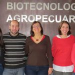 La doctora Mariana del Vas, investigadora del INTA y del CONICET en el Instituto de Biotecnología (IB), dependiente del INTA, e integrantes de su grupo. 