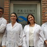 Los autores del avance científico: el doctor Pablo Fernández (izq.), la licenciada Virginia Angelicola, y las doctoras Silvana Viñarta y Lucía Castellanos de Figueroa, integrantes del Laboratorio de Biotecnología Fúngica de PROIMI-CONICET. 