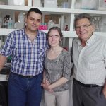 El director del estudio que demostró que los protones actúan como neurotransmisores, el doctor Osvaldo Uchitel (der.), y dos integrantes de su grupo, los doctores Francisco Urbano y Carlota González Inchauspe, en el Instituto de Fisiología, Biología Molecular y Neurociencias (IFIByNE), dependiente de la Facultad de Ciencias Exactas y Naturales de la UBA y del CONICET. Créditos: Gentileza del Dr. Osvaldo Uchitel.