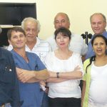 El equipo de salud del Hospital “Dante Tardelli” de Pampa del Indio, en la provincia del Chaco, con miembros del equipo de investigación de la UBA, del CONICET y de otras instituciones: Nancy Aguire (izq.), Héctor Freilij, Marcelo Wirth, Jorge Nasir, Nilda Blanco, Guillermo Exner, Ricardo Gürtler, Ivana Colaiani y Paula Sartor.