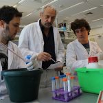 El doctor Eduardo Arzt, director del Instituto de Investigación en Biomedicina de Buenos Aires (IBioBA), dependiente del CONICET e Instituto Partner de la Sociedad Max Planck, e integrantes de su laboratorio. 