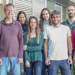 Alejandro Schinder, jefe del Laboratorio de Plasticidad Neuronal del Instituto Leloir, con la autora principal del estudio, Mariela Trinchero (centro), Silvio Temprana, quien también firmó el trabajo, y otros integrantes del grupo