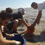 Parte del equipo de trabajo durante las tareas de muestreo en la misma laguna. De izquierda a derecha: Lic. Ana Pia Rabuffetti, Dr. Martín Blettler y Dr. Luis Espinola.  Créditos: Gentileza del Dr. Martín Blettler. 