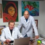 El Ing. Pablo R. Seré (der.) y el Dr. Walter Egli en un día de trabajo. Los cuadros son pintados por ellos mismos.  Créditos: Gentileza del Dr. Walter Egli 