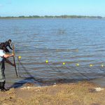Muestreo con red de arrastre en la  Laguna de Chascomús.  Créditos: Dr. Leandro Miranda.