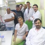 El doctor Roberto Grau, investigador del CONICET, y su equipo en el Departamento de Microbiología de la Facultad de Ciencias Bioquímicas y Farmacéuticas de la Universidad Nacional de Rosario. 