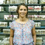 La doctora Mariana Melani en el Fly Room del Instituto Leloir donde se almacenan miles de moscas que se emplean en experimentos para comprender diferentes procesos biológicos. 