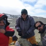 Los doctores  Marcelo Reguero, Guillermo López y Javier Gelfo extrayendo un vertebrado fósil de la Formación Submeseta de la isla Marambio, Península Antártica.