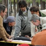 Grupo de trabajo tomando medidas morfométricas a un cóndor andino.