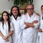 La estudiante Daniela Contartese (izq.), y los doctores Manuel Rey Funes, C. Fabián Loidl,  y Aníbal Sarotto, del Instituto de Biología Celular y Neurociencia "Prof. E. De Robertis" de la Facultad de Medicina de la UBA y del CONICET. 