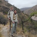 Carolina Paris (der.) y María Schulze  recorriendo la zona aledaña al viñedo de altura de San Pedro de Yacochuya para identificar líneas de forrajeo de Linepithema humile y así estimar los límites de la supercolonia.