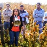 La doctora María de la Paz Giménez Pecci, jefa del grupo donde se realizó el estudio en el Instituto de Patología Vegetal del INTA-Córdoba, dando una charla a agricultores sobre las enfermedades de maíz en la región central del país. 