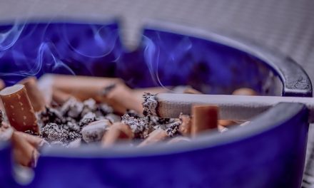 Fumar se asociaría al doble de riesgo de sufrir progresión de COVID-19