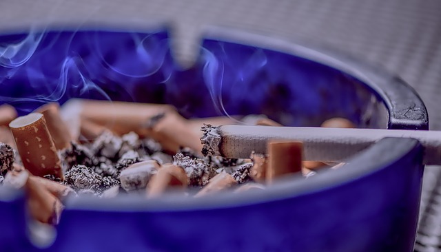 Fumar se asociaría al doble de riesgo de sufrir progresión de COVID-19