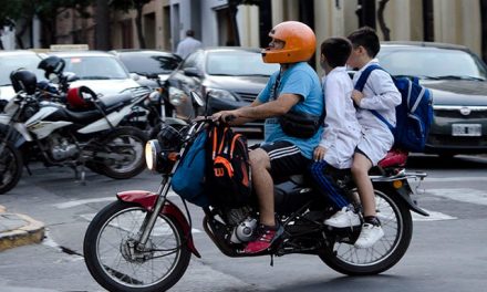 Alerta vial: la mayoría de los niños que van como pasajeros de moto no usan casco