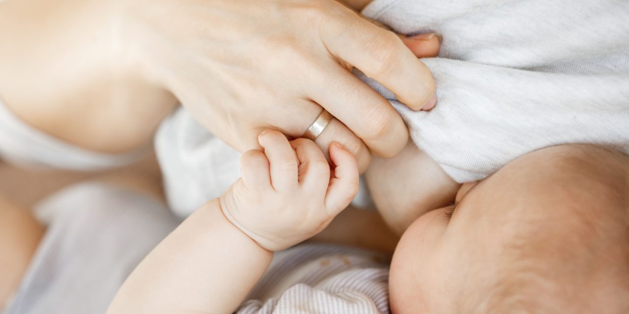 Comprueban que las mujeres vacunadas contra el COVID-19 transfieren protección a sus hijos a través de la leche materna, un hallazgo clave para los menores de 6 meses