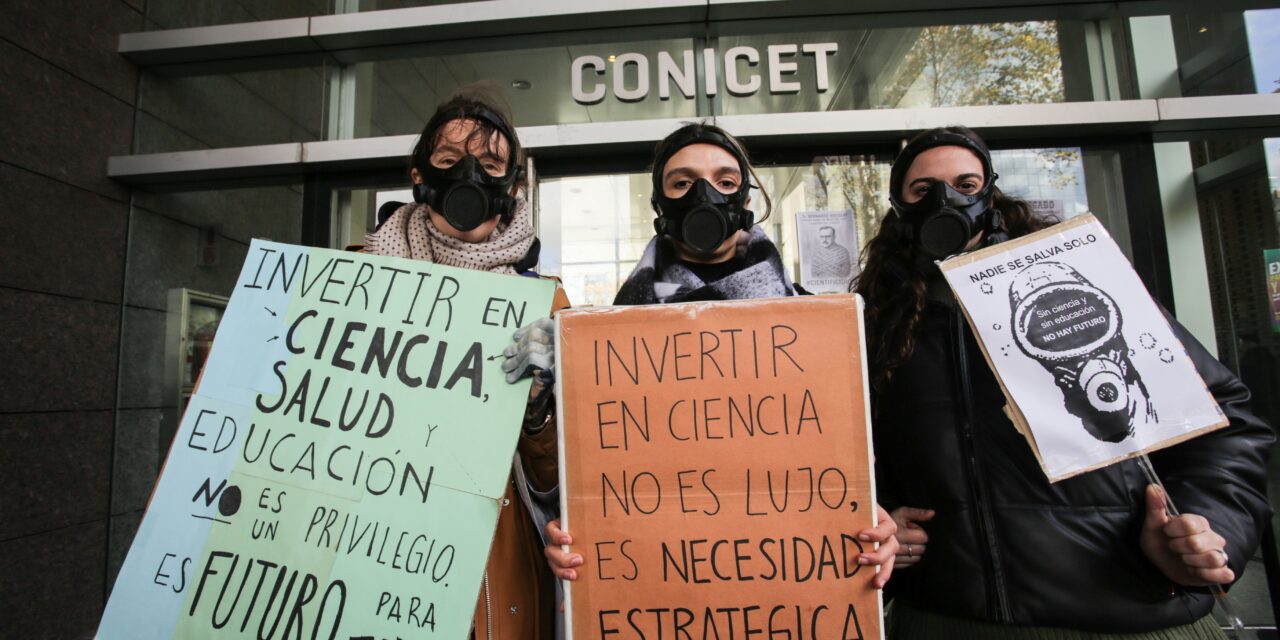 La comunidad científica y universitaria se movilizó en todo el país para visibilizar la situación crítica que atraviesa el sector